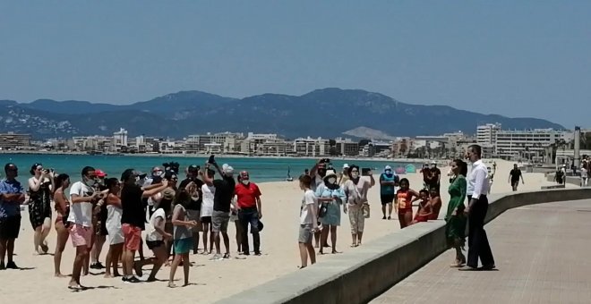 Los Reyes de España pasean por Playa de Palma