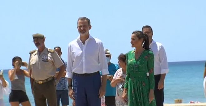 Los reyes pasean por el Arenal tras varias reuniones con agentes sociales de las Islas Baleares