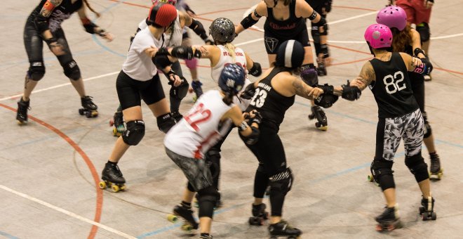 ‘Roller derby’: deu anys d'inclusió sobre patins a Barcelona