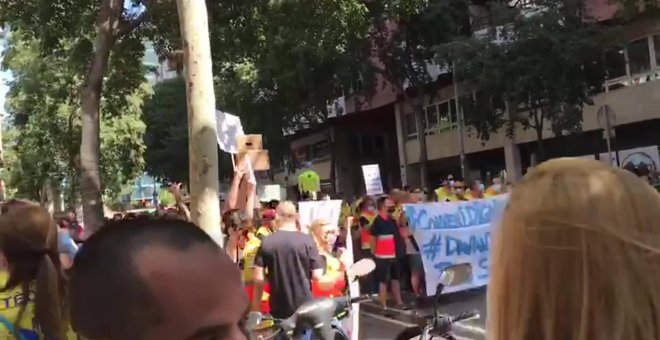 Trabajadores del transporte sanitario privado protestan ante la sede de ERC