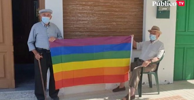 Un pueblo lleno de banderas LGTBI para combatir la homofobia de tres vecinos