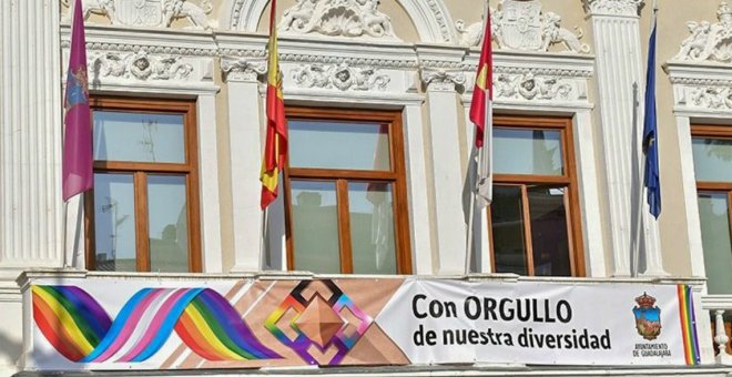 Se querellan contra el alcalde de Guadalajara por una bandera arcoíris inexistente