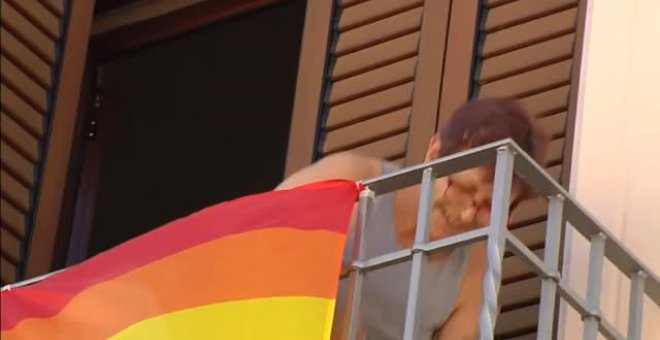400 vecinos de Villanueva de Algaidas (Málaga) llenan el pueblo de banderas LGTBI