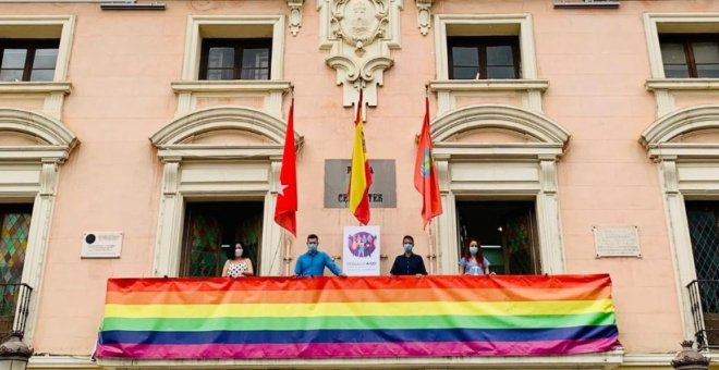 Querella de los ultracatólicos contra el alcalde de Alcalá de Henares por colgar la bandera LGTBI