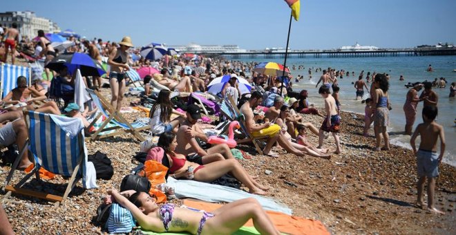 El Gobierno británico se plantea cerrar las playas ante la invasión de gente por el buen tiempo