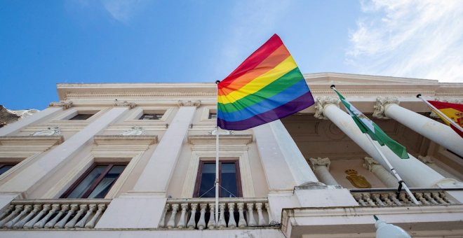 Abogados Cristianos intenta invisibilizar la bandera LGTBI en los ayuntamientos a base de denuncias