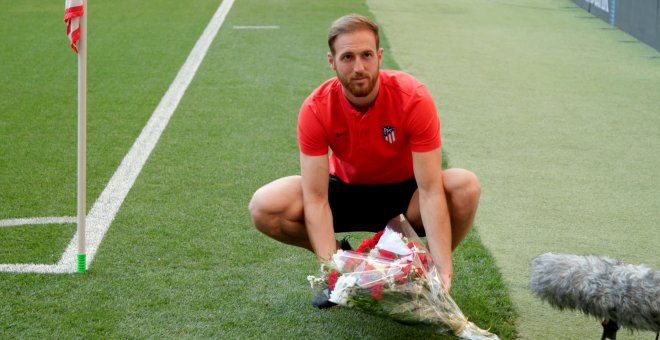 Oblak coloca el habitual ramo de flores en el córner del Wanda Metropolitano