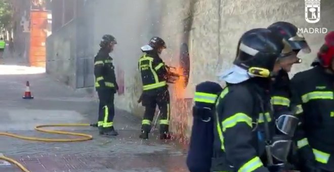 Bomberos de Madrid sofocan un incendio en una tienda de alimentación