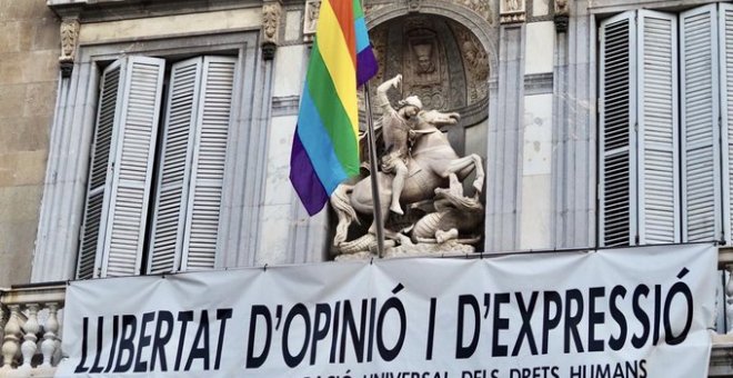 La prohibició del Suprem no frena que moltes institucions onegin la bandera LGBTI a les seves façanes