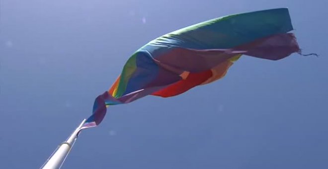 Cádiz debe retirar esta tarde la bandera LGTBI que ondea en el Ayuntamiento