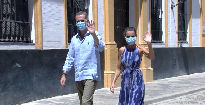 Vivas a los Reyes en un corto paseo de la Catedral al Alcázar de Sevilla