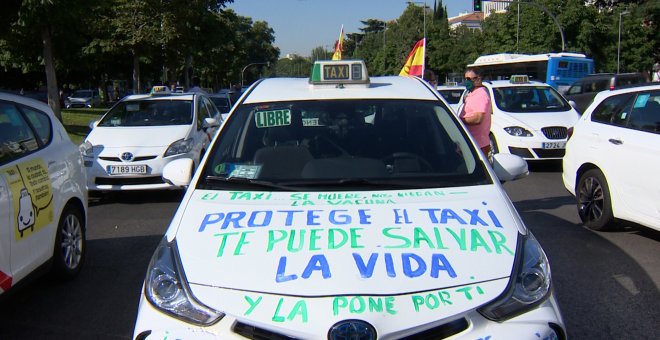 Una 'marea' de taxistas inunda el Paseo del Prado