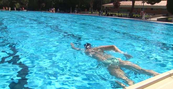 Reabren las piscinas municipales de Madrid sin completar el aforo establecido