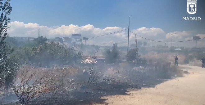 Bomberos intentan atajar incendio de pastos en el antiguo poblado de El Gallinero