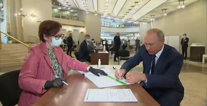 El 73% de los rusos apoyan la reforma para que Vladimir Putin siga en el poder