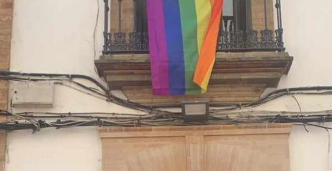 El vecino de arriba que reivindica la bandera arcoíris en plenas narices de Vox