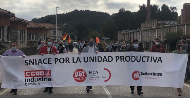 Medio millar de trabajadores de Sniace reivindican la unidad productiva de la fábrica con una manifestación silenciosa