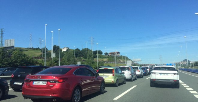 Las retenciones en el acceso a Cantabria esta mañana han provocado caravanas de hasta 10 kilómetros en la A-8