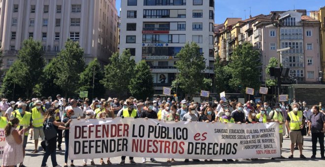 Decenas de personas se movilizan en Santander y Torrelavega en defensa de los servicios públicos
