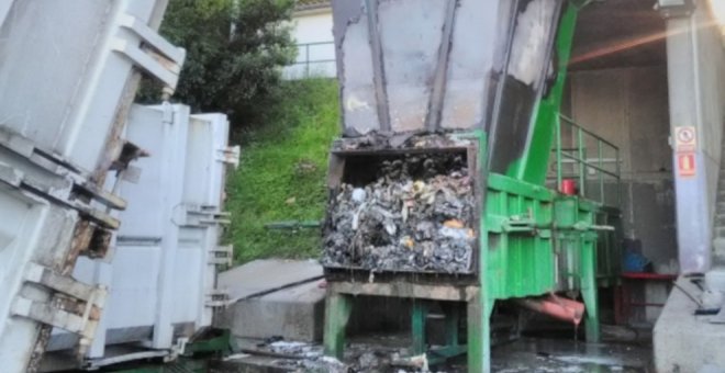 Sofocado el incendio en una tolva y container de basura de 7.000 kilos en el punto limpio de Islares