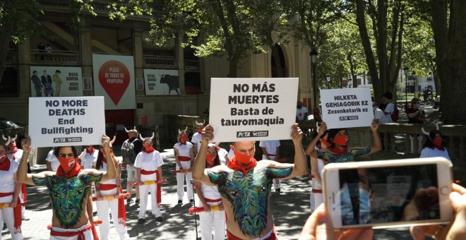 Activistas protestan en Pamplona para pedir el final de las corridas de toros