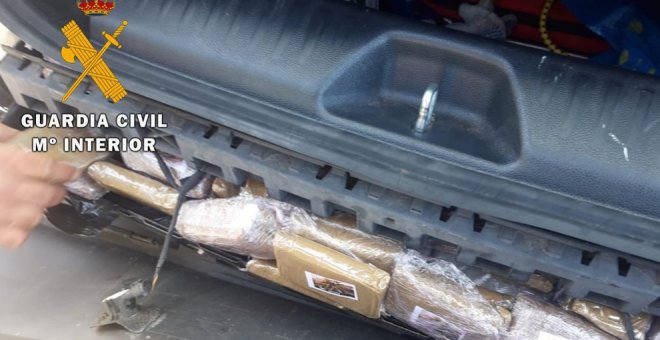 Detenido en la A-8 un vecino de San Sebastián con 14 kilos de pastillas de hachís en el coche