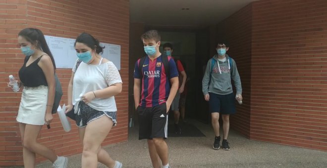 Los estudiantes salen del primer examen de la EBAU en Nájera (La Rioja)