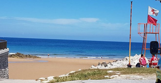 La playa de la Virgen del Mar alcanza el aforo completo este miércoles