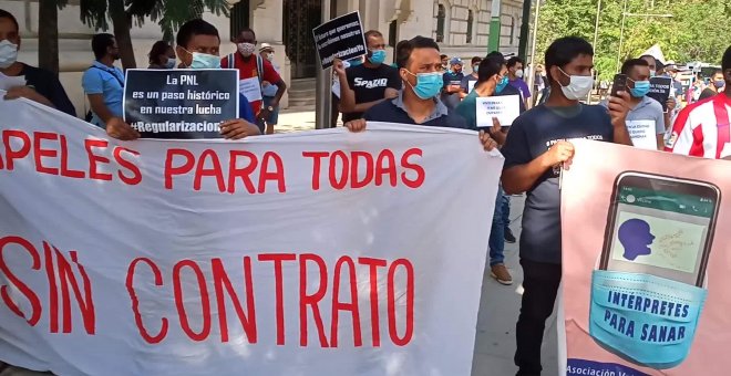 Las 'colas del hambre' se manifiestan ante Cibeles para exigir un plan urgente de emergencia social