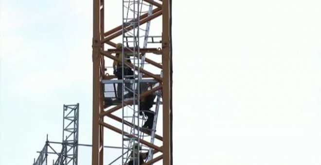 Greenpeace protesta desde la grúa de Notre Dame