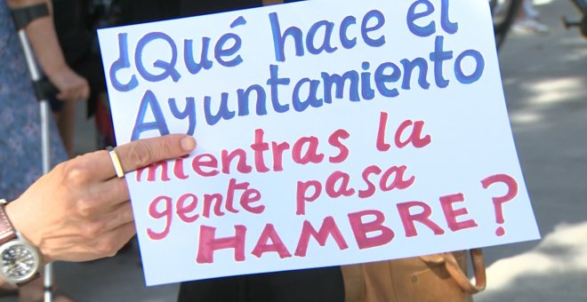 'Colas del hambre' llegan a Cibeles para hacer un "llamamiento de auxilio"