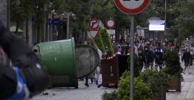 Cargas de la Ertzaintza y contenedores quemados en un mitin de Vox en Barakaldo