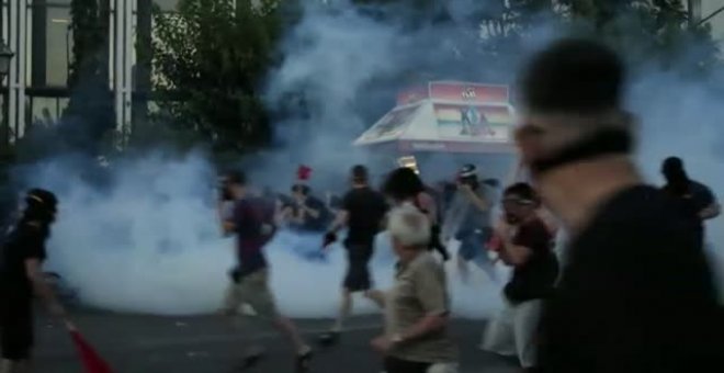 Violentas protestas en Atenas por la aprobación de una ley que restringe el derecho a manifestarse