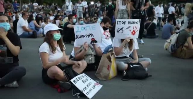 Siguen las protestas en Belgrado por las medidas contra el coronavirus
