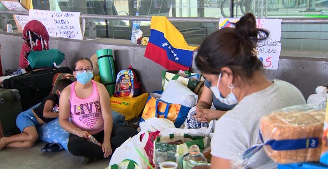 Turistas venezolanos acampa en Barajas para pedir una solución para su repatriación