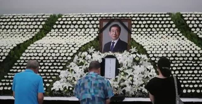 Seúl se despide de su alcalde con un altar fúnebre lleno de flores