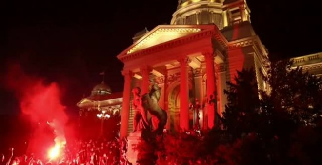 La Policía serbia frustra un nuevo intento de los manifestantes de asaltar el Parlamento en Belgrado