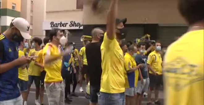 El partido de ascenso del Cádiz se vive con aglomeraciones y gente sin mascarillas en la calle