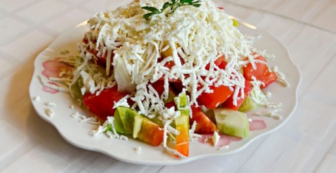 Pato confinado - Ensalada shopska: receta búlgara de tomate y queso
