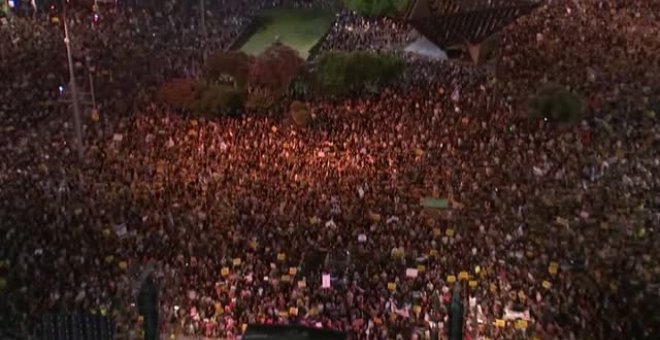 Miles de personas protestan en Tel Aviv por la gestión del Gobierno de la pandemia