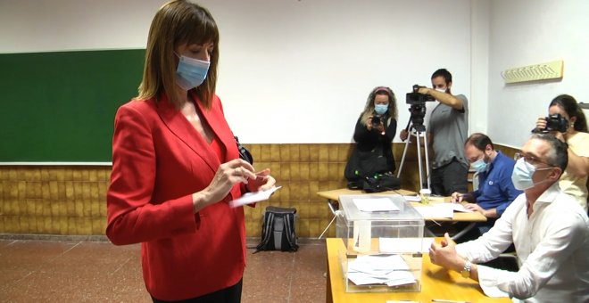 Mendia (PSE) ejerce su derecho al voto en un instituto en Bilbao