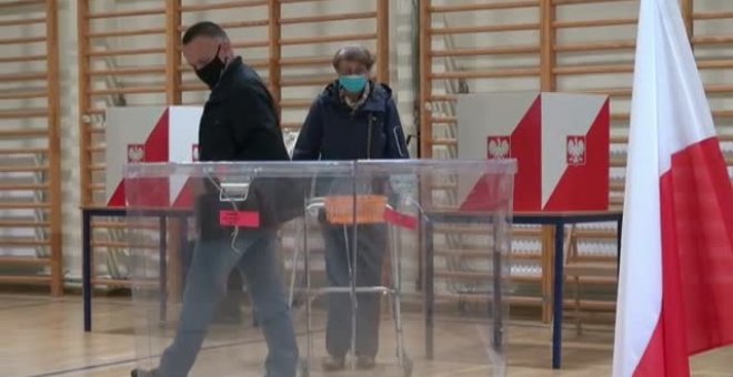Polonia decide en segunda vuelta electoral a su nuevo presidente entre un candidato conservador y alejado de Europa y otro liberal