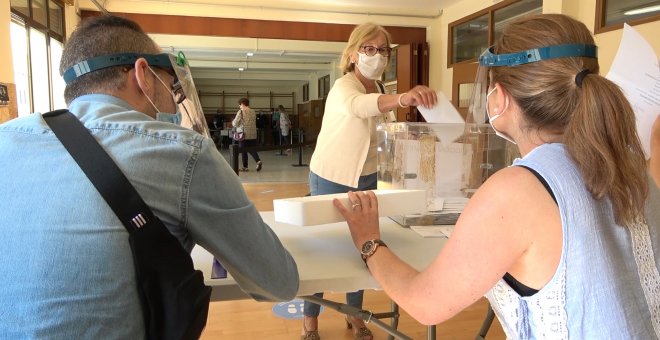 Vecinos de Lugo acuden a votar en una jornada que transcurre con normalidad