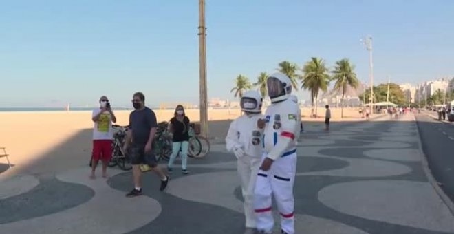 Un matrimonio brasileño utiliza un traje de astronauta para prevenir el coronavirus