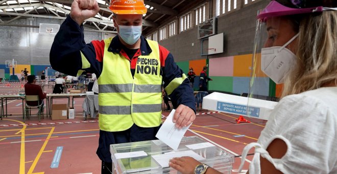 Abstención récord en Euskadi con el 54,5% de participación, mientras en Galicia sube más de cinco puntos