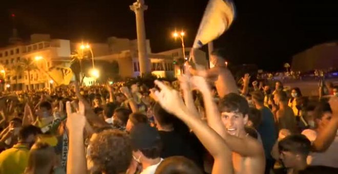 La euforia por el ascenso del Cádiz da paso a celebraciones imprudentes en la ciudad