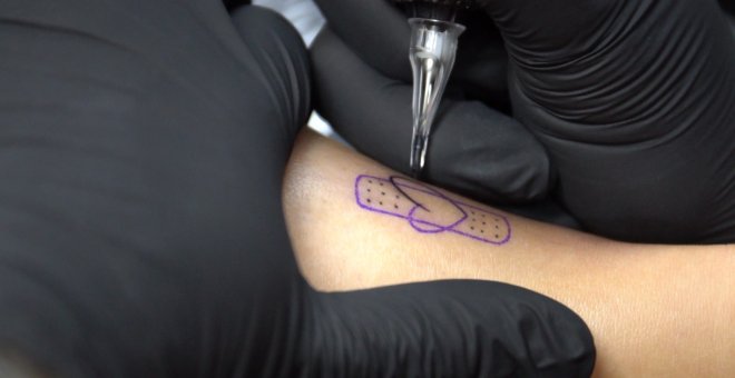 Mil tatuajes para sanitarios como símbolo de la lucha frente al virus
