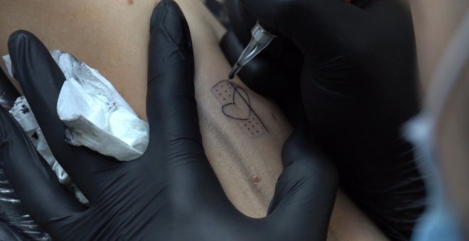 Estudio en València homenajea a los sanitarios con un tatuaje por su labor frente al virus