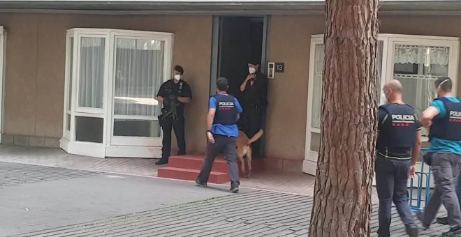 La unidad canina de los Mossos llega al domicilio del presunto yihadista