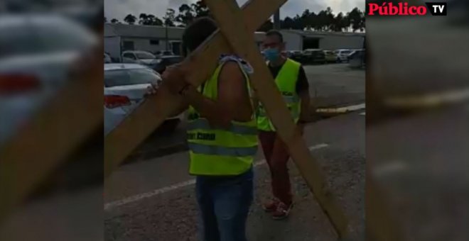 Trabajadores de Alcoa, 'crucificados' como protesta por su calvario